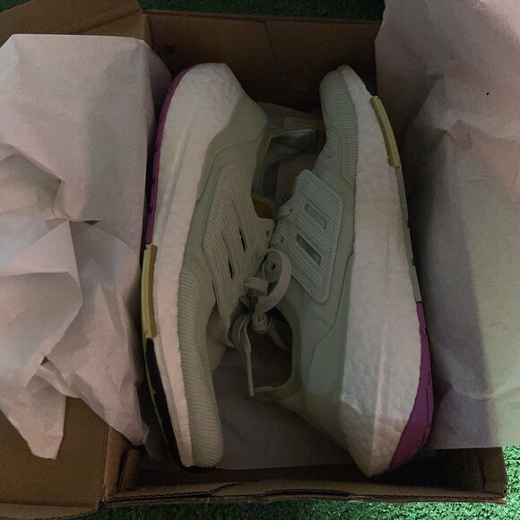 Adidas Ultra Boost 22 Linen Green White Running Shoes GX9162 Women's Size 6 - Picture 6 of 7